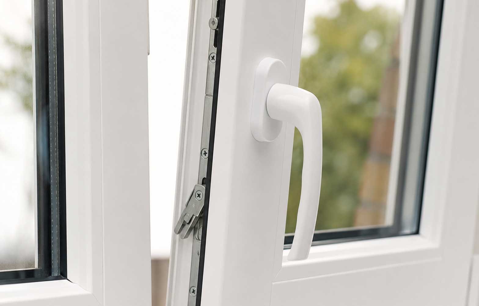 Detalle de cierre y perfil de ventana PVC